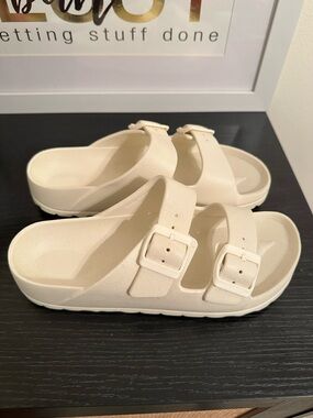 Women’s Double-Buckle Slide Sandals in Cream